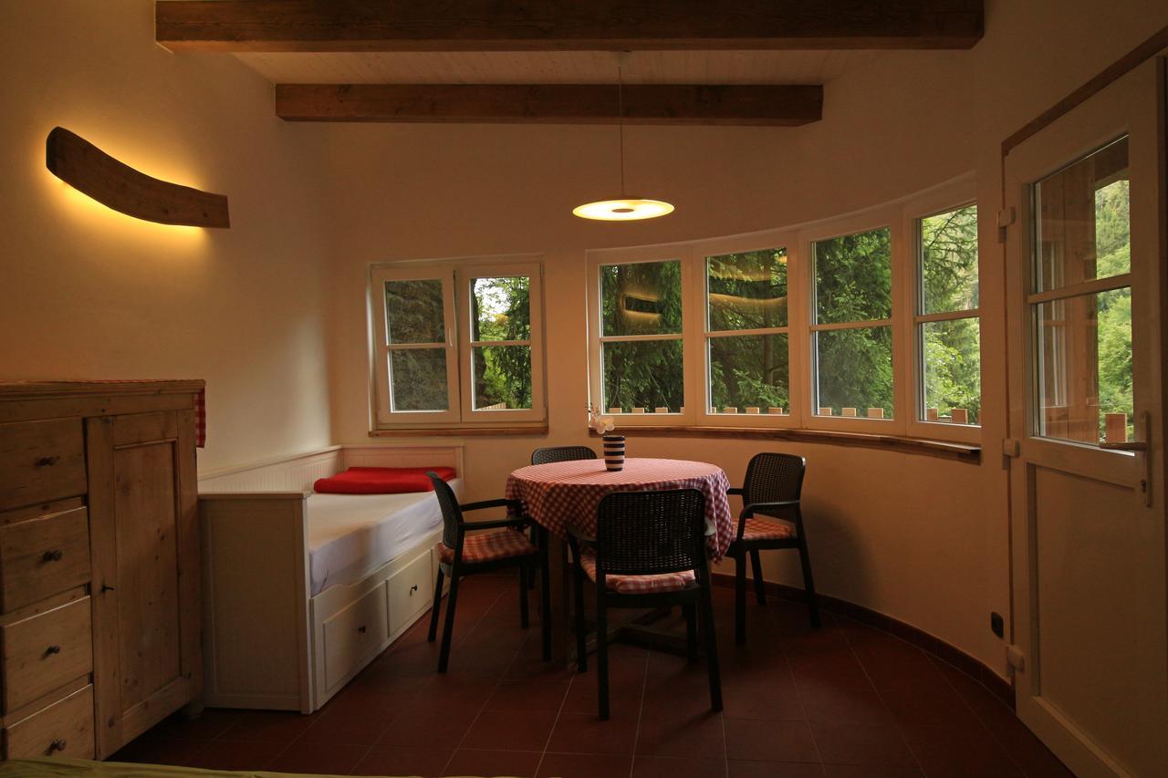 Malběnka - chata na skále pod hradem Kokořín Exterior foto